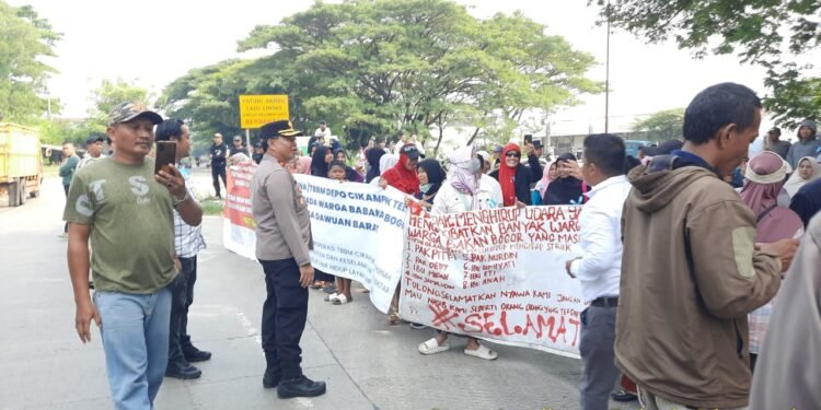Ganggu Lingkungan ,Depo Fuel Pertamina Cikampek Didemo Warga.