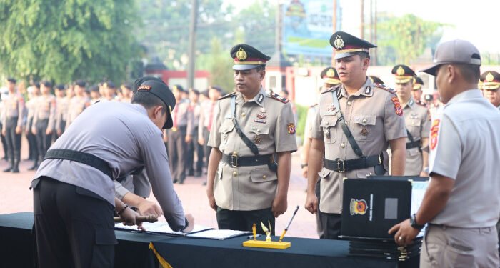 Upacara Serah Terima Jabatan 20 PJU Polres, Kapolres Karawang Berikan Amanat Penting