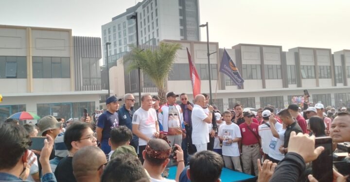Ribuan Pendukung Senam Bersama Cagub Jabar Syaiku-Ilham Habibi dan Calon Bupati Karawang Aep-Maslani