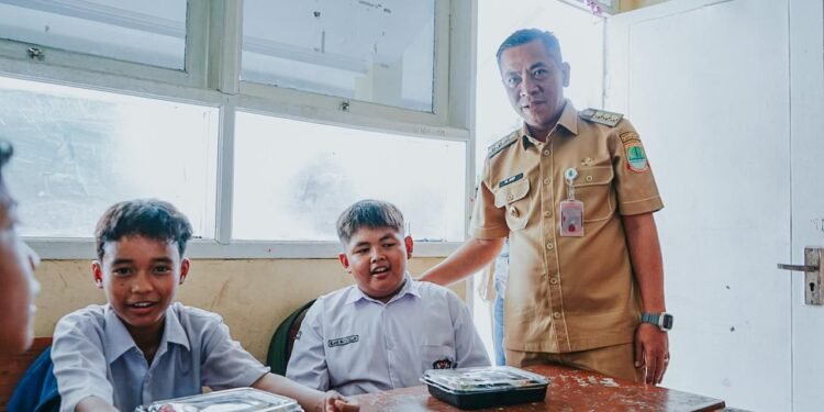 Bupati Aep Syaepuloh Simulasi Makan Gratis Sekaligus Menyerahkan 170 Paket Gizi Kepada Murid SDN 02 Anggadita