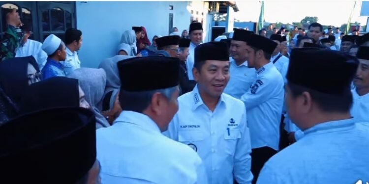 Bupati dan Wabup Karawang Tarling Di Cibuaya Sekaligus Menyerahkan Bantuan Rulahu Kepada Masyarakat Pedes dan Jayakerta