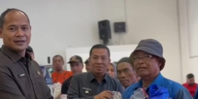 Jumat Berkah Bupati Aep Santuni Anak Yatim Bagikan Sembako dan Beras Kepada Sopir Angkot Juru Parkir dan Opang Hingga Silaturahmi Dengan Awak Media