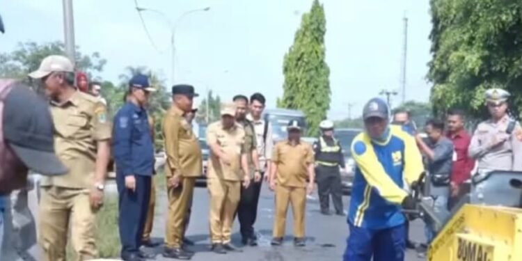 Respon Keluhan Warga Bupati Aep Inisiatif Perbaiiki Jalan Nasional Jalur Klari Hingga Dauwan