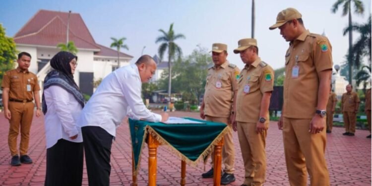 Bupati Karawang Lantik Ketua dan Anggota Dewas PD Petrogas