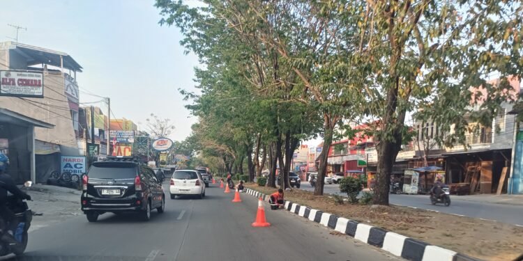 Bupati Aep Diminta Turun Pantau Sejumlah Proyek Pekerjaan Pengecatan Kanstin DLHK Karawang Diduga Sarat Kolusi