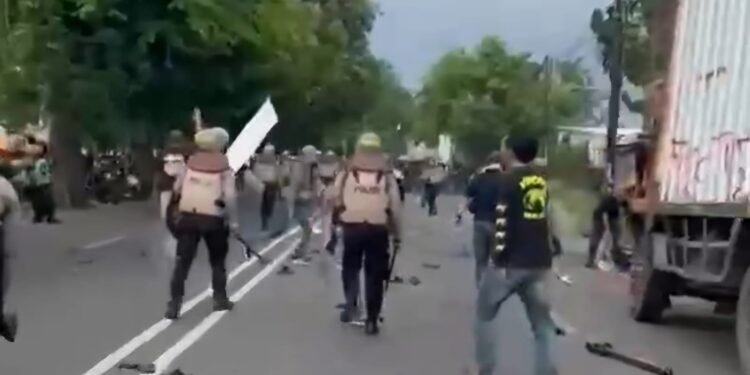 Buntut Kematian Ojol Alfan Massa Aksi Demontrasi Rangsek Mapolres Karawang