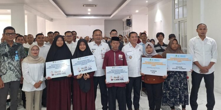 Bupati Karawang Dukung Usaha Pedagang Bagikan Bantuan 80 Gerobag Baso ,Cilok dan Siomay