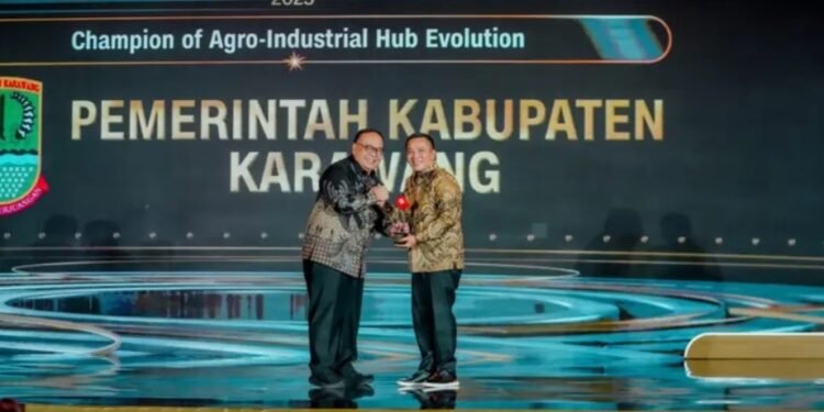 Bupati Karawang Raih Penghargaan ” Champion Of Argo Industrial Hub Evolution” CNN Indonesia Karena Mampu Pertahankan Pertanian dan Industrialisasi