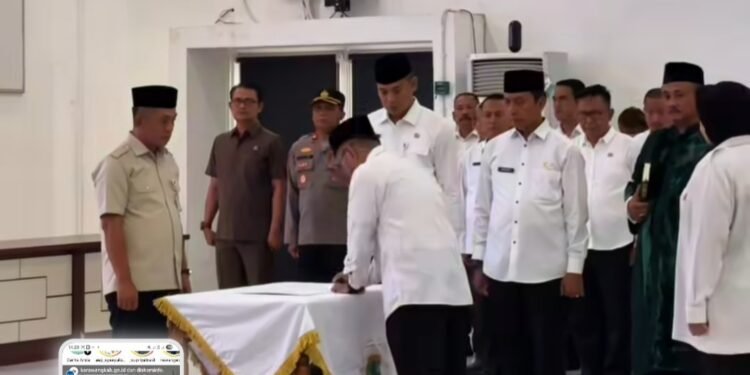 Peningkatan Pelayan Publik Dua Pejabat Eselon Tiga Pemkab Karawang  Dapat Promosi Eselon Dua Satu Kena Rotasi  dan Lantik 2 Pengawas Serta 13Jabatan  Pungsional