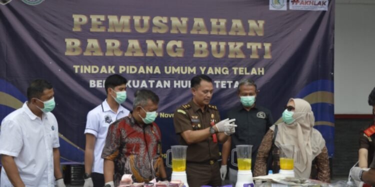 Kejari Karawang Musnahkan Barang Bukti Kejahatan Narkotika, Ganja dan Ribuan Pil OKT