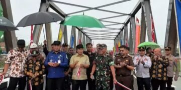 Bupati Karawang Aep Syaepuloh Resmikan Jembatan Penghubung Babakan Tambun- Ciselang Untuk Akses Tranpsortasi  Masyarakat Tiga Kecamatan