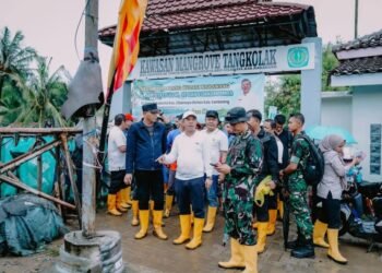 Bupati Karawang Gelar Korve Bareng ASN Forkopimda TNI Polri di Kawasan Pantai Mangrove  Tangkolak Cilamaya