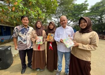 PWI Peduli Karawang  Bersama  RSUD Jatisari dan Pindodeli Salurkan  Bantuan Buku Untuk Murid Sekolah Terdampak Banjir di Karangligar