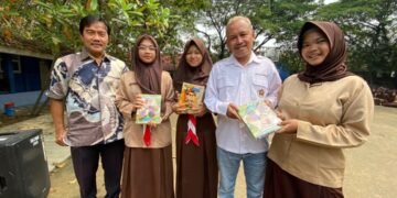 PWI Peduli Karawang  Bersama  RSUD Jatisari dan Pindodeli Salurkan  Bantuan Buku Untuk Murid Sekolah Terdampak Banjir di Karangligar