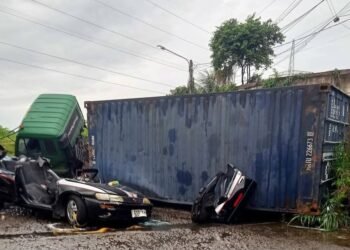 Polres Karawang Tetapkan Sopir Truk Kontainer Ditetapkan Tersangka kecelakaan maut yang menewaskan satu keluarga.